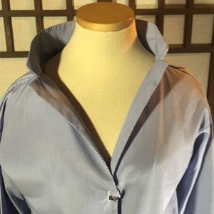 Tea & cup crisp white and blue striped blouse w 3/4 length sleeve unique buttons